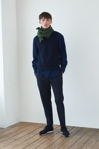 Dunkelgrünen Schal kombinieren – 175 Herren Outfits: Ein dunkelblauer Pullunder und ein dunkelgrüner Schal sind eine ideale Outfit-Formel für Ihre Sammlung. Suchen Sie nach leichtem Schuhwerk? Komplettieren Sie Ihr Outfit mit schwarzen und weißen Sportschuhen für den Tag.