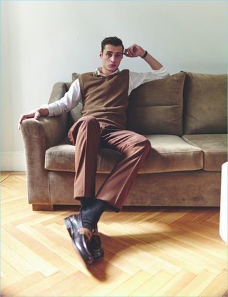 Dunkellila Leder Slipper kombinieren – 84 Herren Outfits: Kombinieren Sie einen braunen Pullunder mit einer braunen Chinohose, wenn Sie einen gepflegten und stylischen Look wollen. Vervollständigen Sie Ihr Outfit mit dunkellila Leder Slippern, um Ihr Modebewusstsein zu zeigen.