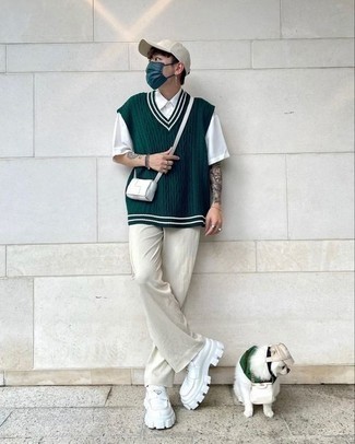 Weiße Leder Slipper kombinieren – 74 Herren Outfits: Die modische Kombination aus einem dunkelgrünen Pullunder und einer hellbeige Chinohose ist perfekt für einen Tag im Büro. Ergänzen Sie Ihr Outfit mit weißen Leder Slippern, um Ihr Modebewusstsein zu zeigen.
