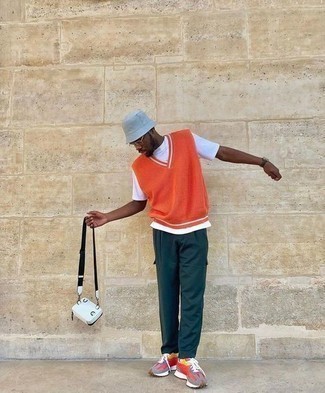 Dunkeltürkise Cargohose kombinieren – 500+ Herren Outfits: Kombinieren Sie einen orange Pullunder mit einer dunkeltürkisen Cargohose, um einen eleganten, aber nicht zu festlichen Look zu kreieren. Suchen Sie nach leichtem Schuhwerk? Ergänzen Sie Ihr Outfit mit mehrfarbigen Sportschuhen für den Tag.