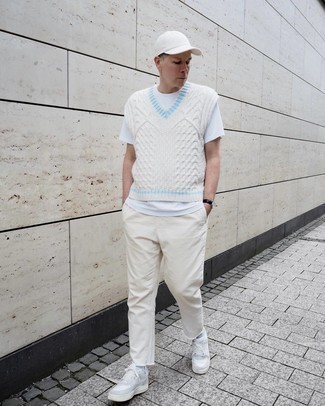 Weiße Baseballkappe kombinieren – 432 Herren Outfits: Ein weißer Pullunder und eine weiße Baseballkappe vermitteln eine sorglose und entspannte Atmosphäre. Vervollständigen Sie Ihr Look mit grauen Wildleder niedrigen Sneakers.