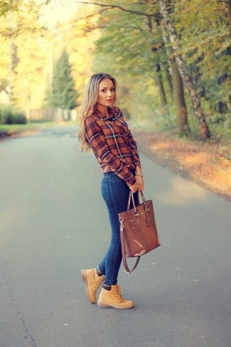 Rotes und schwarzes Businesshemd mit Schottenmuster kombinieren – 63 Herbst Damen Outfits