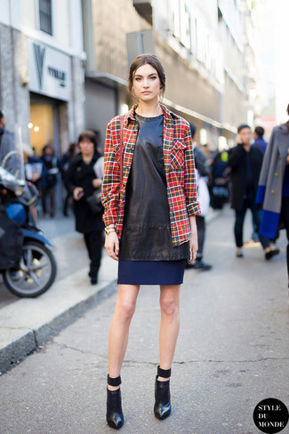 Rotes und schwarzes Businesshemd mit Schottenmuster kombinieren – 11 Elegante Damen Outfits