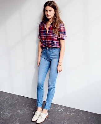 Rotes und schwarzes Businesshemd mit Schottenmuster kombinieren – 11 Elegante Damen Outfits
