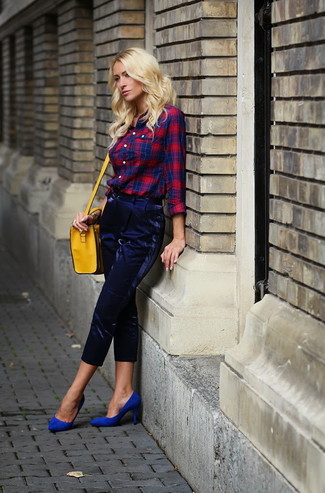 Wie rotes und dunkelblaues Businesshemd mit Schottenmuster mit blauer Wildleder Pumps zu kombinieren – 2 Damen Outfits