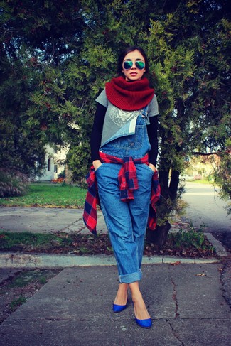 Wie rotes und dunkelblaues Businesshemd mit Schottenmuster mit blauer Wildleder Pumps zu kombinieren – 2 Damen Outfits