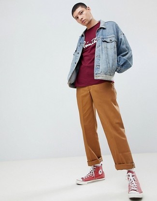 Rote und weiße hohe Sneakers aus Segeltuch kombinieren – 50 Herren Outfits