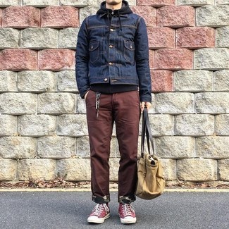 Rote und weiße hohe Sneakers aus Segeltuch kombinieren – 50 Herren Outfits