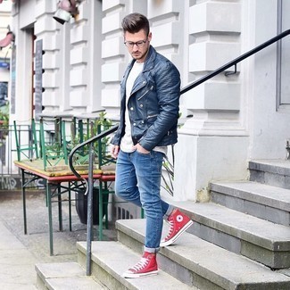 Rote und weiße hohe Sneakers aus Segeltuch kombinieren – 50 Herren Outfits