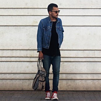 Rote und weiße hohe Sneakers aus Segeltuch kombinieren – 50 Herren Outfits