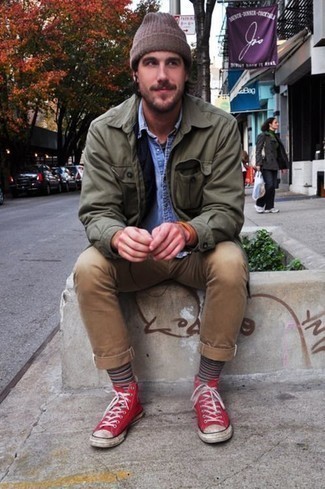 Rote und weiße hohe Sneakers aus Segeltuch kombinieren – 50 Herren Outfits