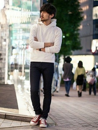 Rote und weiße hohe Sneakers aus Segeltuch kombinieren – 50 Herren Outfits
