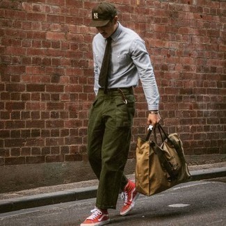 Rote und weiße hohe Sneakers aus Segeltuch kombinieren – 50 Herren Outfits