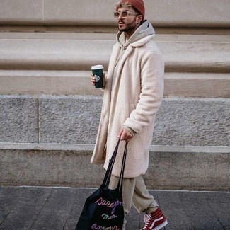 Rote und weiße hohe Sneakers aus Segeltuch kombinieren – 50 Herren Outfits