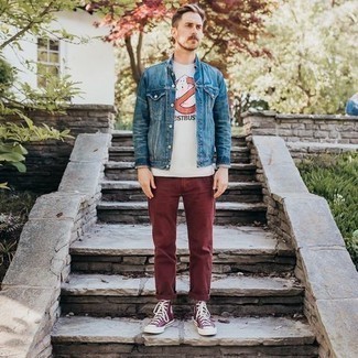 Rote und weiße hohe Sneakers aus Segeltuch kombinieren – 50 Herren Outfits