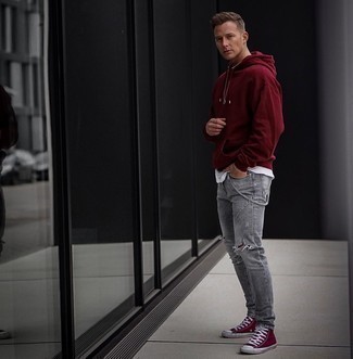 Rote und weiße hohe Sneakers aus Segeltuch kombinieren – 50 Herren Outfits