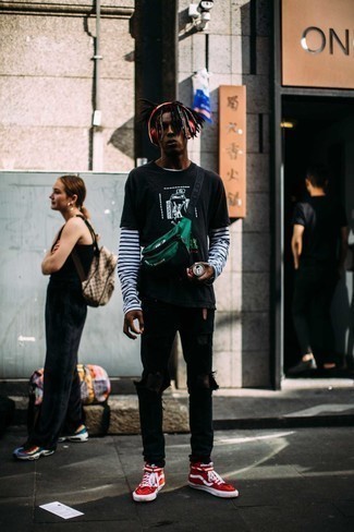 Rote und weiße hohe Sneakers aus Segeltuch kombinieren – 50 Herren Outfits