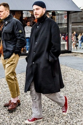 Rote und weiße hohe Sneakers aus Segeltuch kombinieren – 50 Herren Outfits
