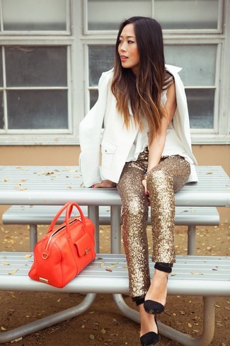 Rote Leder Reisetasche kombinieren – 8 Damen Outfits