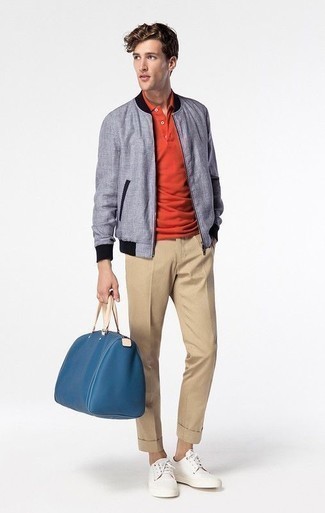 Wie rotes Polohemd mit hellblauer Bomberjacke zu kombinieren – 1 Herren Outfits