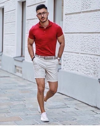 Wie rotes Polohemd mit weißer Segeltuch niedriger Sneakers zu kombinieren – 20 Herren Outfits