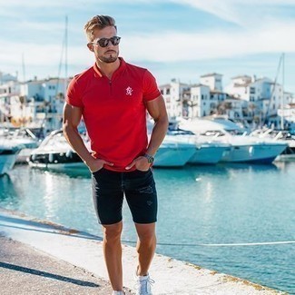 Wie rotes Polohemd mit weißer Segeltuch niedriger Sneakers zu kombinieren – 20 Herren Outfits