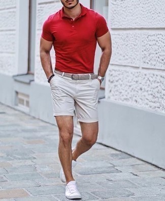 Wie rotes Polohemd mit weißer Segeltuch niedriger Sneakers zu kombinieren – 20 Herren Outfits