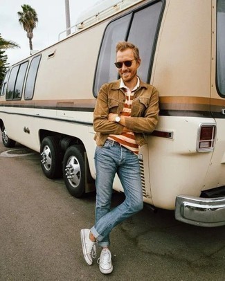 Wie rotes Polohemd mit weißer Segeltuch niedriger Sneakers zu kombinieren – 20 Herren Outfits