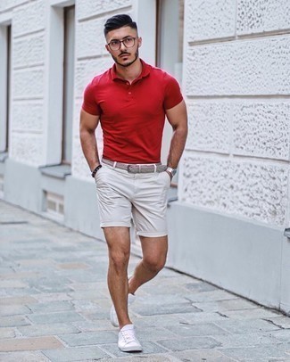 Wie rotes Polohemd mit weißer Segeltuch niedriger Sneakers zu kombinieren – 20 Herren Outfits