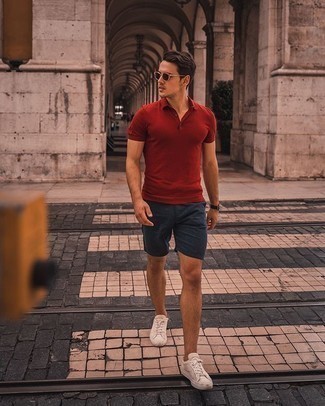 Wie rotes Polohemd mit weißer Segeltuch niedriger Sneakers zu kombinieren – 20 Herren Outfits
