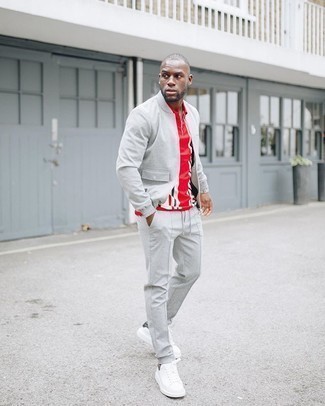 Wie rotes Polohemd mit weißer Segeltuch niedriger Sneakers zu kombinieren – 20 Herren Outfits