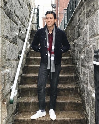 Wie rotes Polohemd mit weißer Segeltuch niedriger Sneakers zu kombinieren – 20 Herren Outfits