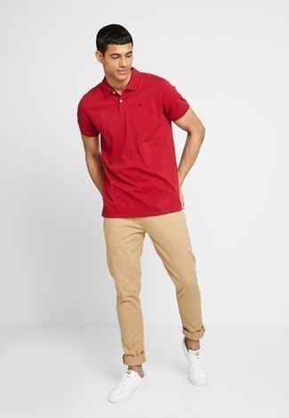 Wie rotes Polohemd mit weißer Segeltuch niedriger Sneakers zu kombinieren – 20 Herren Outfits
