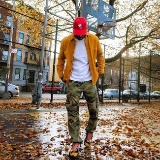 Rote bedruckte Baseballkappe kombinieren – 80 Herren Outfits