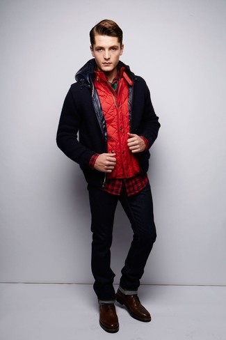Rote gesteppte ärmellose Jacke kombinieren – 36 Herren Outfits