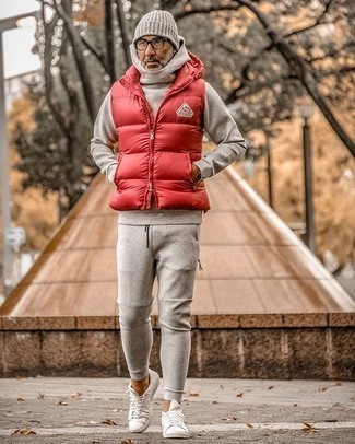 Rote gesteppte ärmellose Jacke kombinieren – 36 Herren Outfits