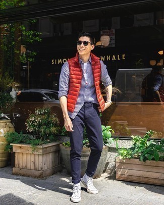 Rote gesteppte ärmellose Jacke kombinieren – 36 Herren Outfits