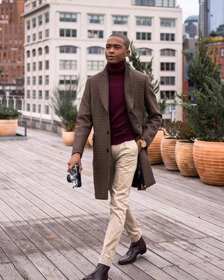 Wie roten Rollkragenpullover mit hellbeige Anzughose zu kombinieren – 7 Herren Outfits