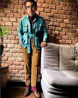 Wie roten Rollkragenpullover mit hellbeige Anzughose zu kombinieren – 7 Herren Outfits