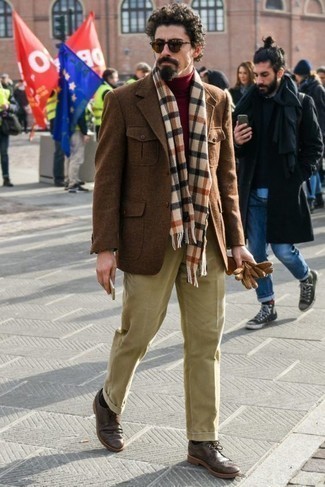 Wie roten Rollkragenpullover mit hellbeige Anzughose zu kombinieren – 7 Herren Outfits