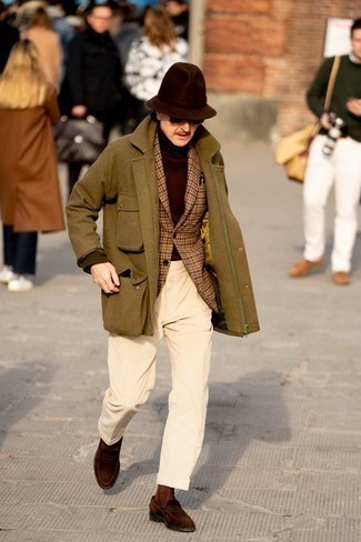 Wie roten Rollkragenpullover mit hellbeige Anzughose zu kombinieren – 7 Herren Outfits
