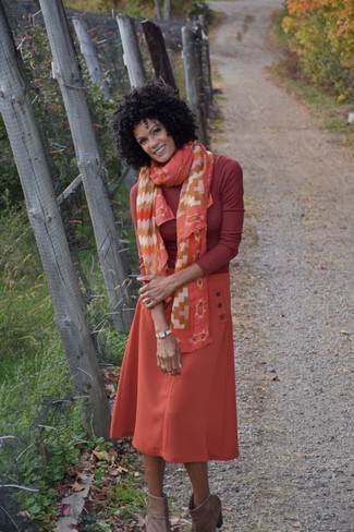 Wie roten Rollkragenpullover mit orange Midirockes zu kombinieren – 1 Damen Outfits