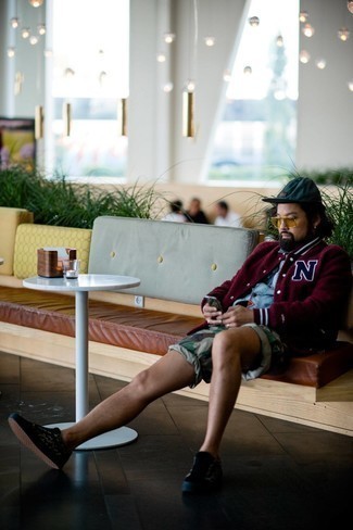 Rote Collegejacke kombinieren – 1 Sommer Herren Outfits