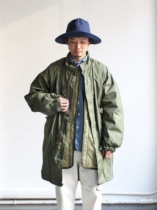 Dunkelgrüne Regenjacke kombinieren – 207 Herren Outfits: Kombinieren Sie eine dunkelgrüne Regenjacke mit einer weißen Chinohose für ein Alltagsoutfit, das Charakter und Persönlichkeit ausstrahlt.