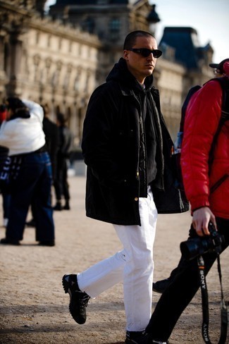 Schwarze gesteppte ärmellose Jacke kombinieren – 128 Herren Outfits: Vereinigen Sie eine schwarze gesteppte ärmellose Jacke mit weißen Jeans für einen bequemen Alltags-Look. Machen Sie diese Aufmachung leger mit schwarzen Sportschuhen.