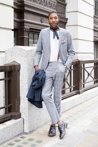 Braunen Hosenträger kombinieren – 94 Herren Outfits: Kombinieren Sie eine dunkelblaue Regenjacke mit einem braunen Hosenträger für einen entspannten Wochenend-Look. Setzen Sie bei den Schuhen auf die klassische Variante mit schwarzen Leder Brogues.