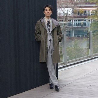 Elegante Outfits Herren 2024: Paaren Sie eine olivgrüne Regenjacke mit einem grauen Anzug für einen stilvollen, eleganten Look. Wählen Sie schwarzen Leder Slipper, um Ihr Modebewusstsein zu zeigen.