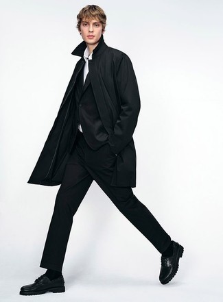 Schwarzen Anzug kombinieren – 500+ Herren Outfits: Kombinieren Sie einen schwarzen Anzug mit einer schwarzen Regenjacke für einen stilvollen, eleganten Look. Fühlen Sie sich ideenreich? Ergänzen Sie Ihr Outfit mit schwarzen Leder Bootsschuhen.