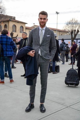 grauer Anzug mit Karomuster von Gucci