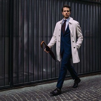 30 Jährige: Wie Regenjacke mit Doppelmonks zu kombinieren – 6 Herren Outfits: Kombinieren Sie eine Regenjacke mit einem dunkelblauen Anzug für eine klassischen und verfeinerte Silhouette. Doppelmonks bringen Eleganz zu einem ansonsten schlichten Look.